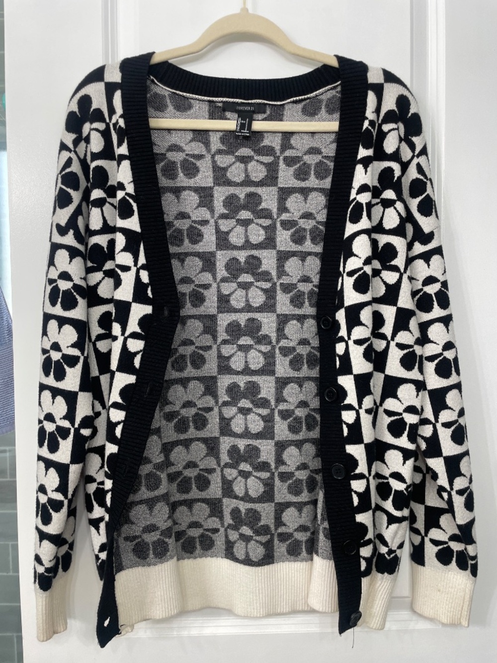Forever 21 - Cardigan with Black and White flowers design, size Small - Picture 3 of 5